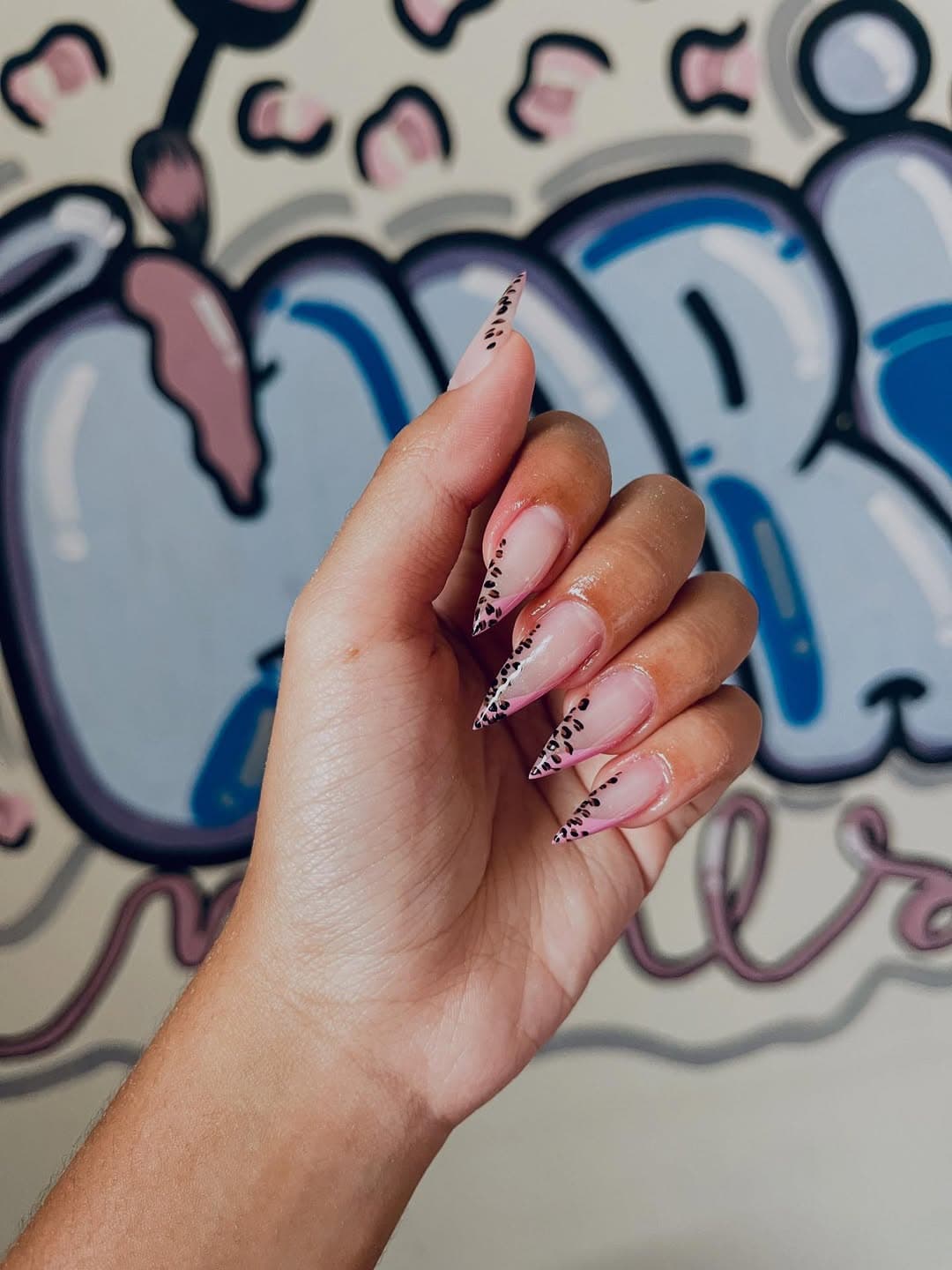 Nail art com detalhes dourados